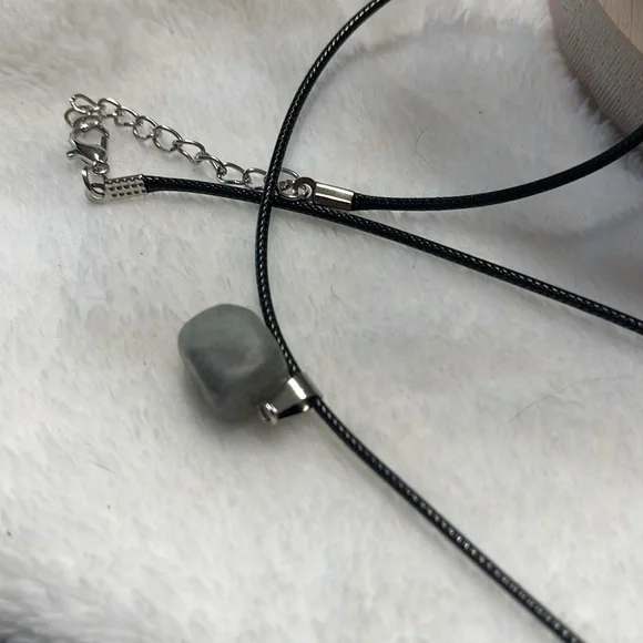 Elegant Black and Silver labradorite stone Pendant Necklace - Picture 4 of 5